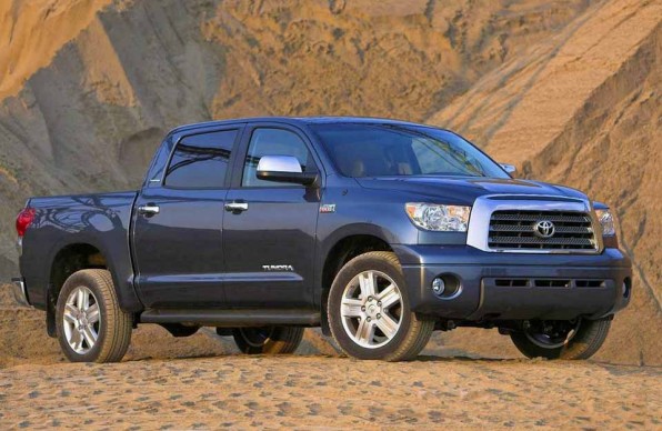 Toyota Tundra – смесь бешеного грузовика и солидного пикапа
